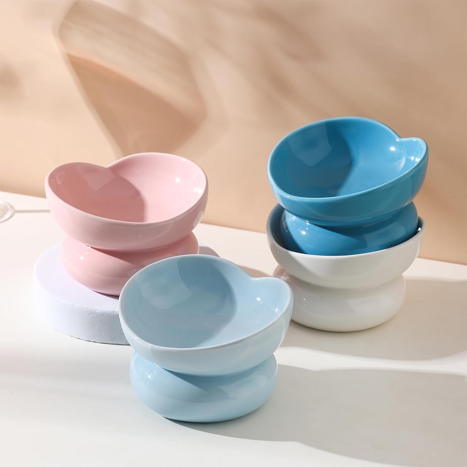 WUYIAZHI Lindo cuenco para gatos en forma de corazón, cuenco elevado de cerámica blanca para gatos, pequeño plato elevado para gatos y gatitos de