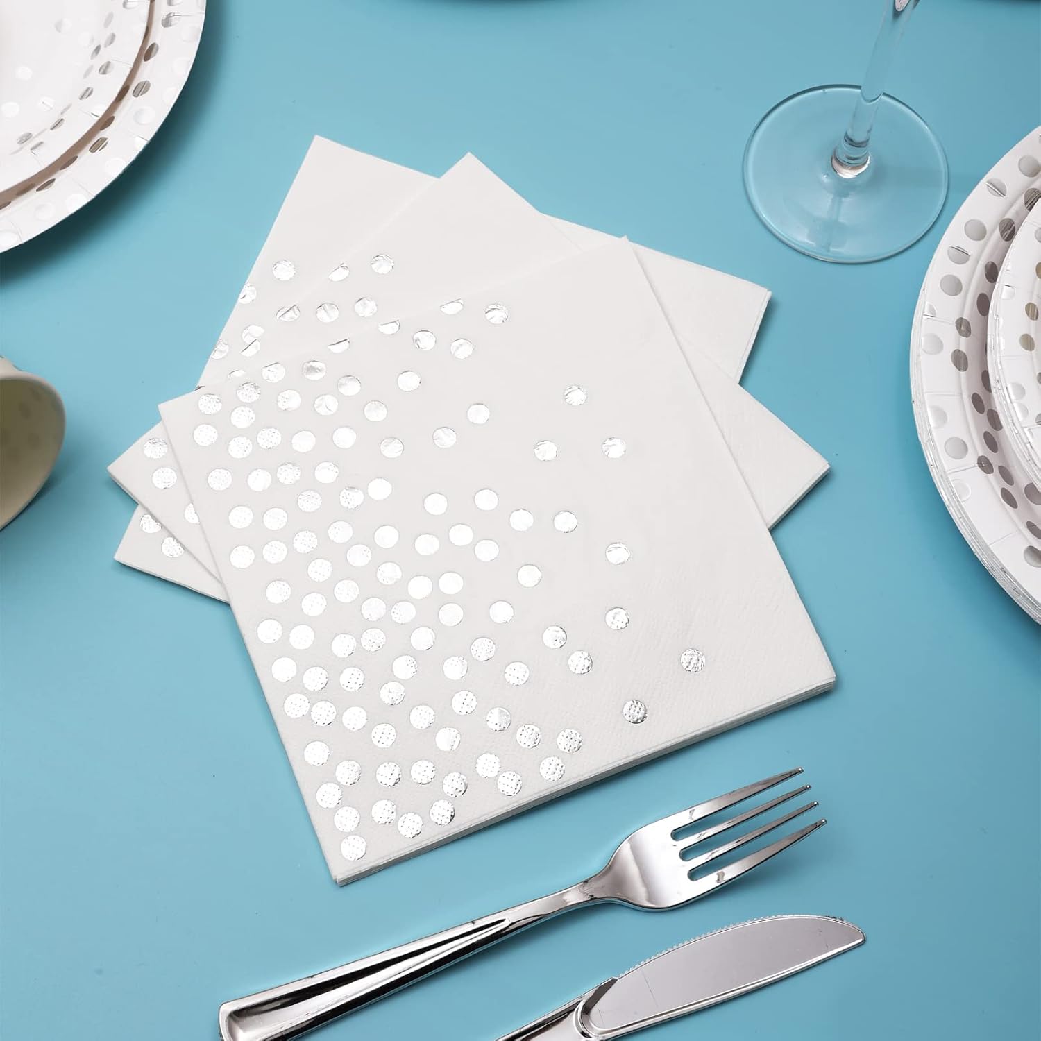 Platos y servilletas de papel plateado, platos de plata desechables, platos de fiesta plateados para 24, 168 piezas de decoraciones de fiesta