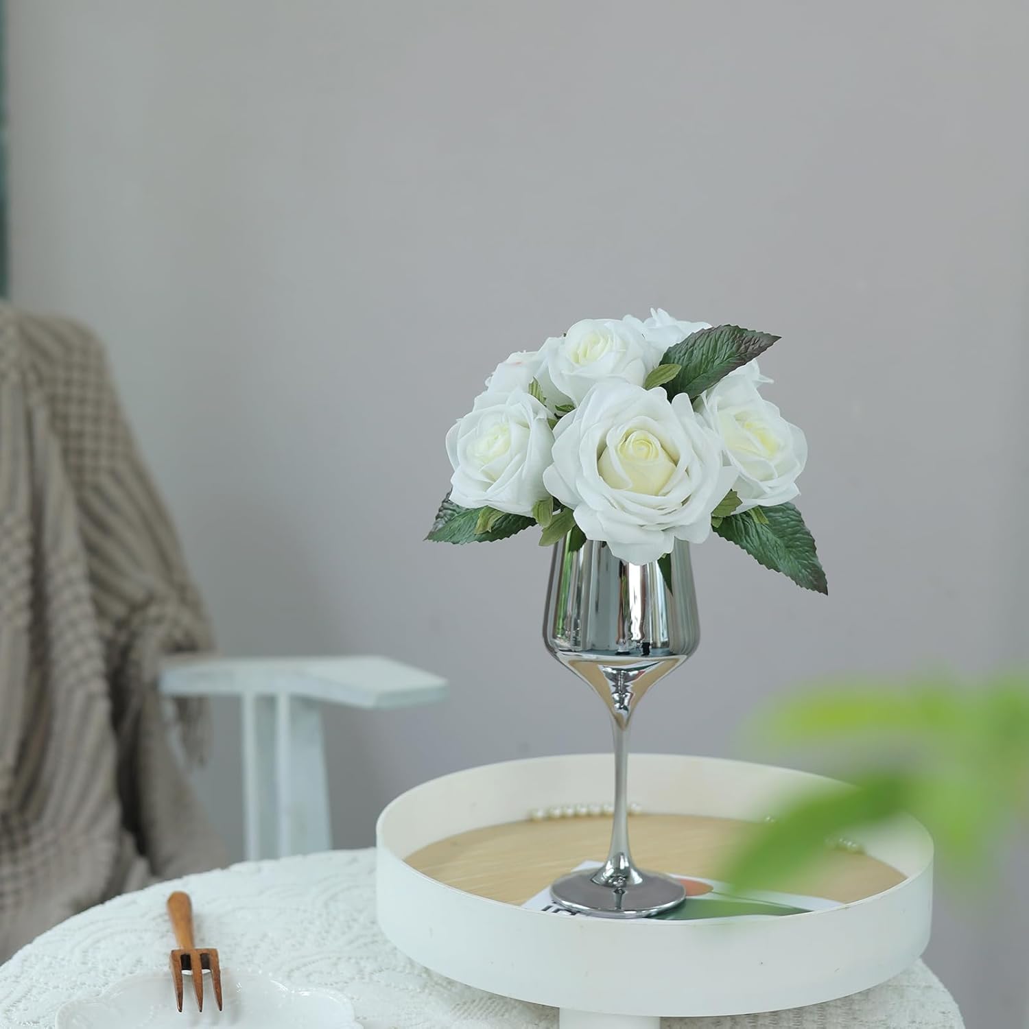 FOTEEWL Flores artificiales de tacto real con jarrón, rosas de seda falsas en jarrón, ramo de arreglos florales de imitación para decoración de mesa