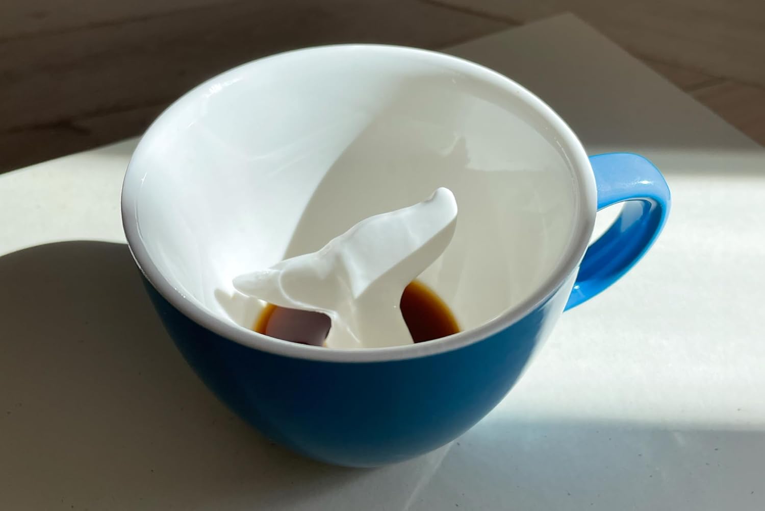 Creature Cups WHALE TAIL – Taza de cerámica (11 onzas, exterior azul océano)  Taza oculta en el interior de animales 3D  Regalo de cumpleaños y