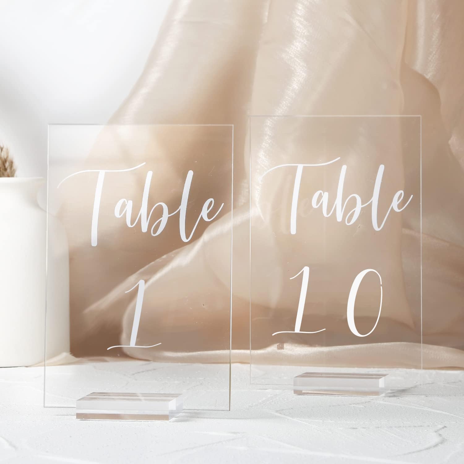 UNIQOOO Números de mesa de boda de acrílico del 1 al 10 con soportes, caligrafía impresa de 4 x 6 pulgadas, letreros transparentes y soportes para