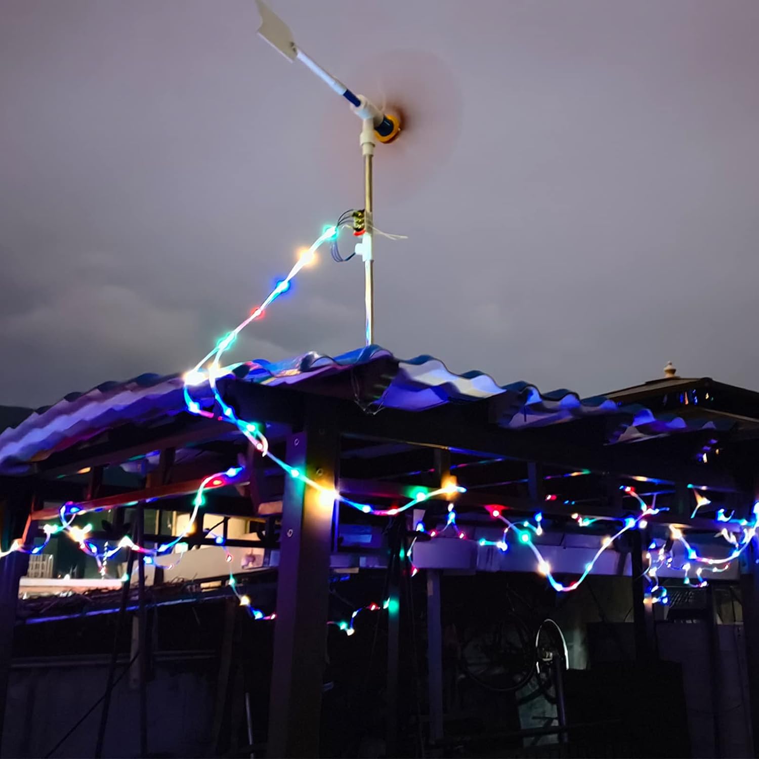 Molino de viento de paletas meteorológicas que incluye lámpara colorida para decorar el patio y el jardín