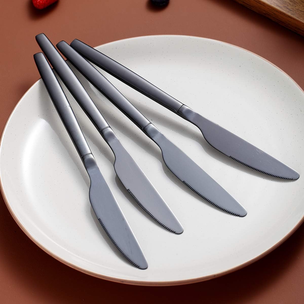 Berglander Juego de 4 cuchillos de cena negros, cuchillos de cena de acero inoxidable chapado en negro brillante de titanio, cuchillos de mesa,