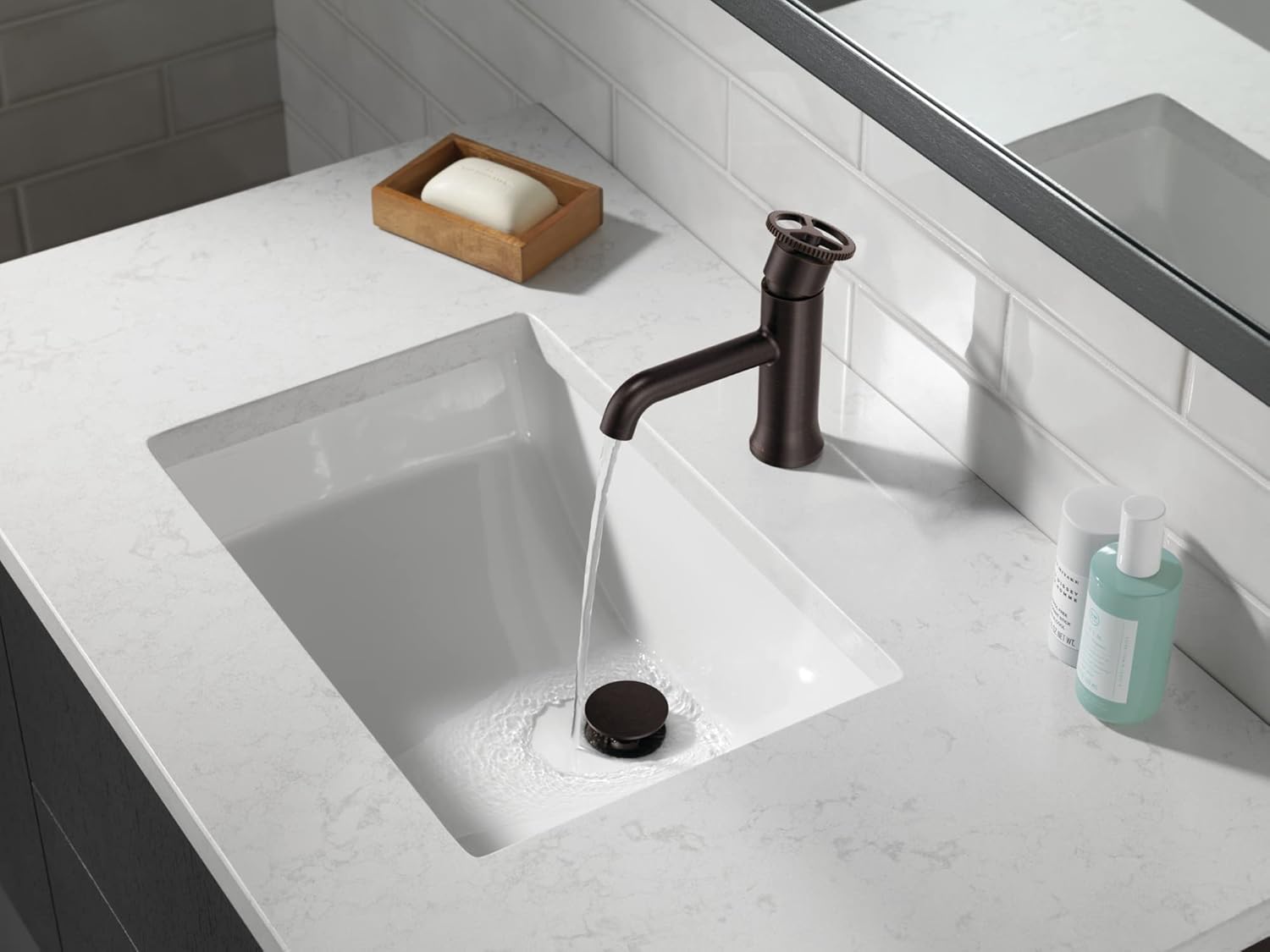 Delta Faucet Trinsic – Grifo de baño de bronce aceitado, grifo de baño de un solo agujero, grifo de lavabo de baño de una sola manija, tecnología de