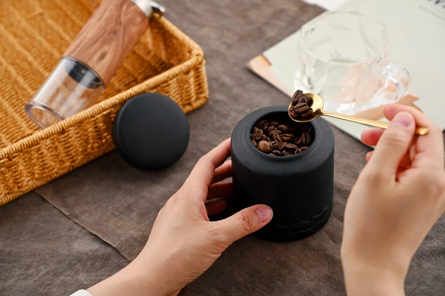 Tarro de almacenamiento de alimentos cilíndrico de cerámica con tapa hermética para café, té, hierbas, azúcar, especias, nueces (negro pequeño))