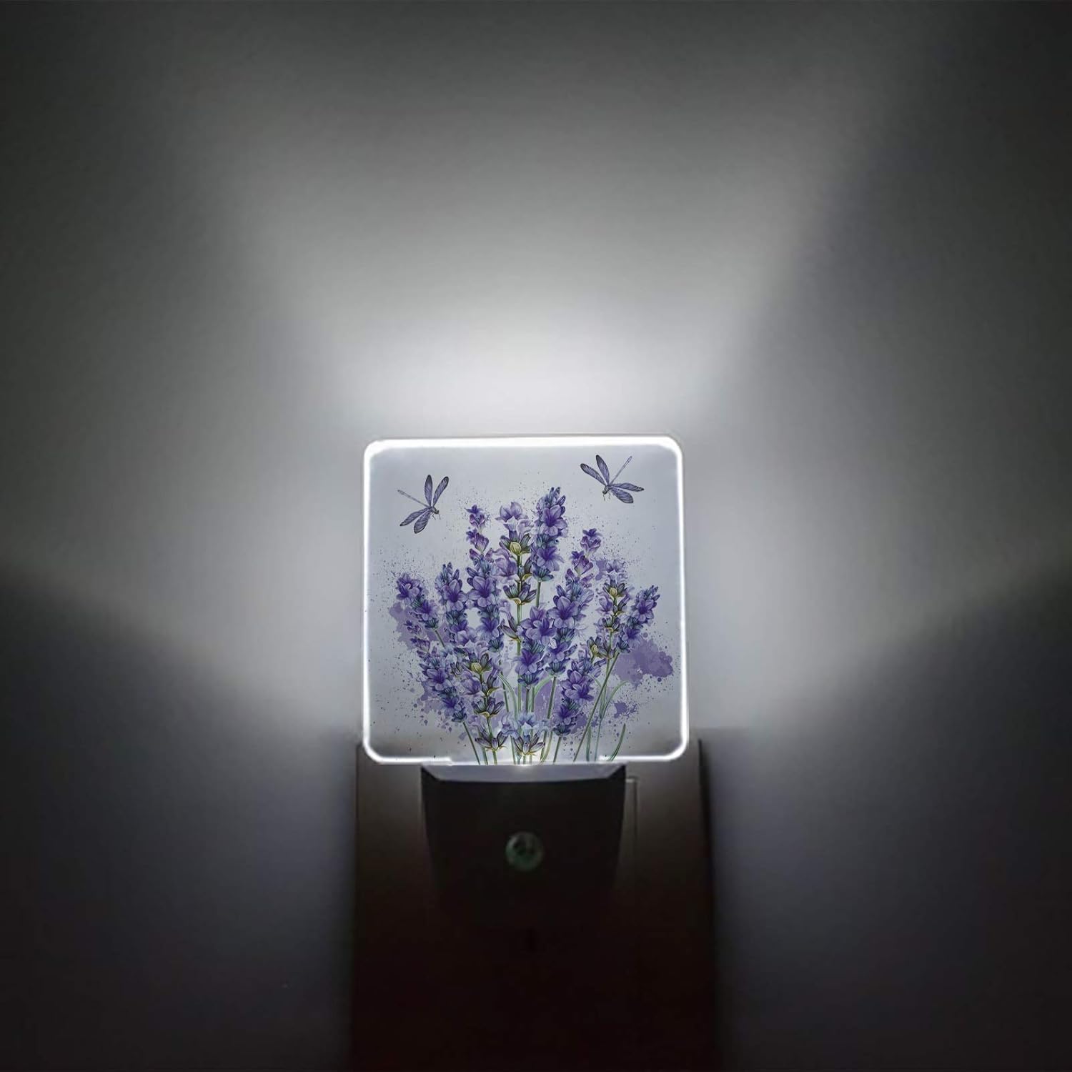 Luces LED de noche de lavanda enchufables con sensor automático de atardecer a amanecer, brillo ajustable, libélula, luz nocturna regulable para