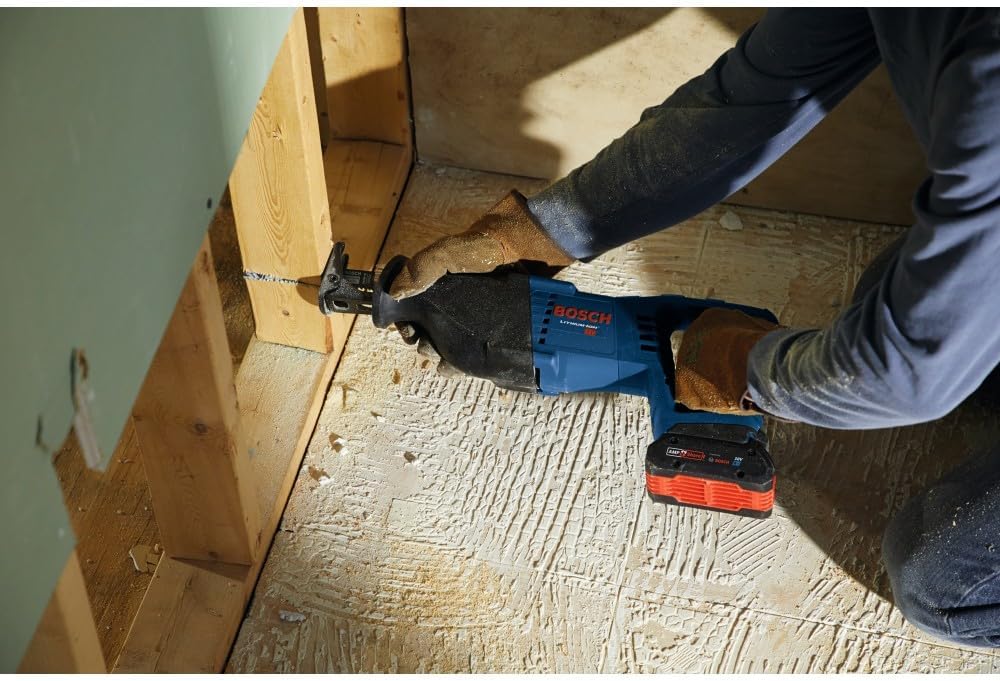 BOSCH CRS180-B15 Kit de sierra recíproca con mango en D de 18 V, 1-18 pulgadas, con (1) batería de alimentación avanzada CORE18V 4 Ah