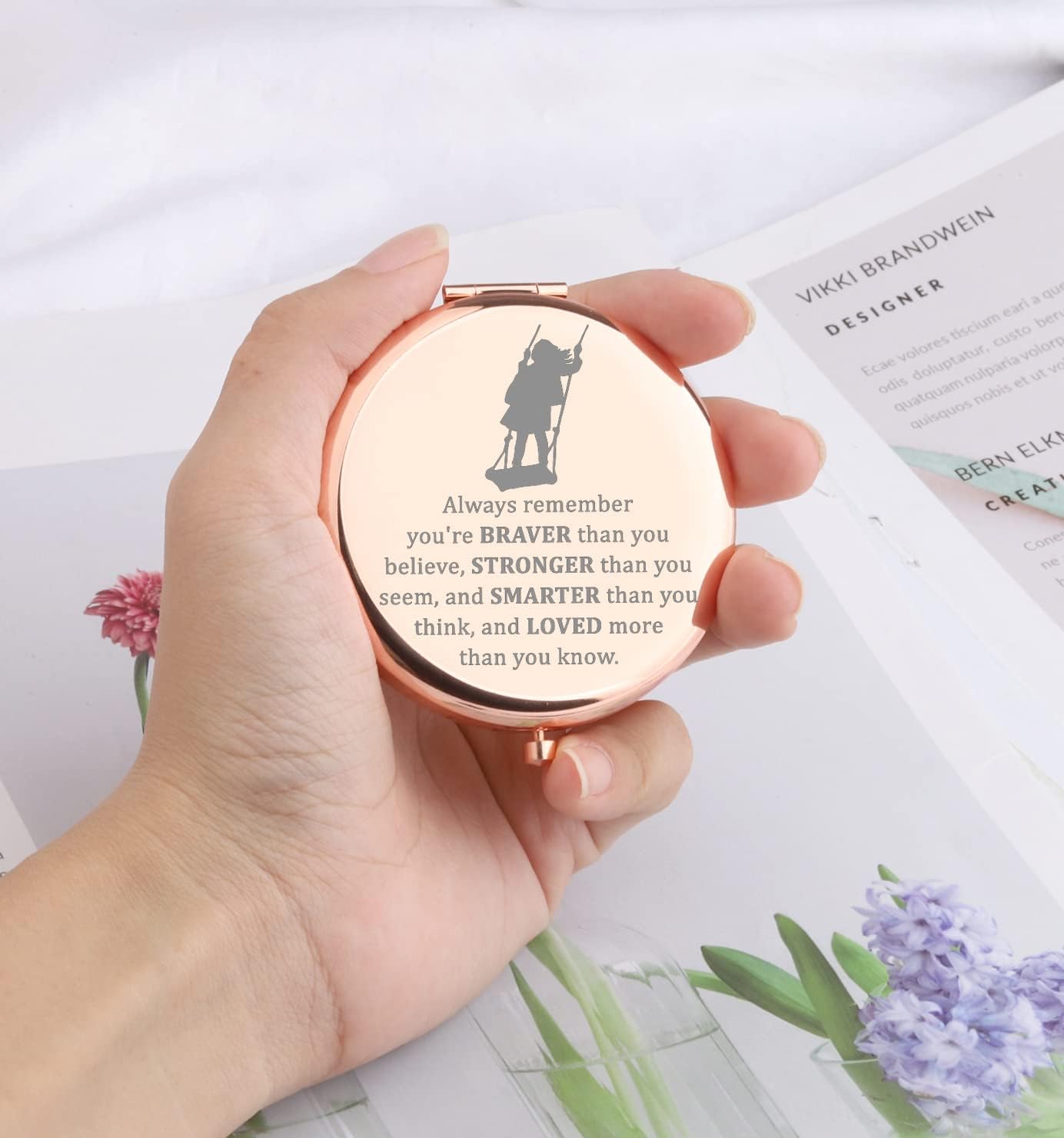 WSNANG Espejo de maquillaje compacto musical Broadway para fanáticos del teatro musical, regalo You are Braver Stronger Smarter Than You Think