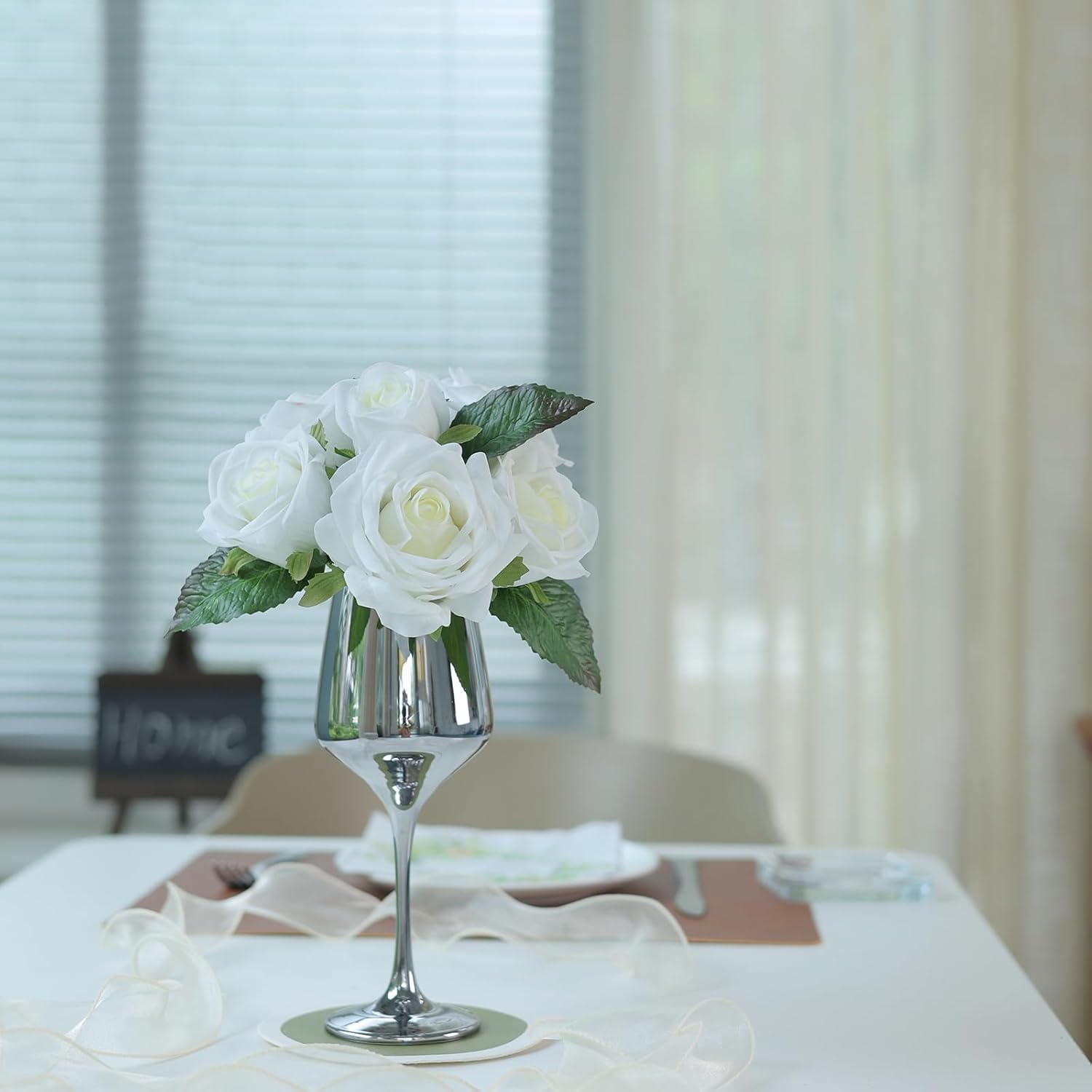 FOTEEWL Flores artificiales de tacto real con jarrón, rosas de seda falsas en jarrón, ramo de arreglos florales de imitación para decoración de mesa