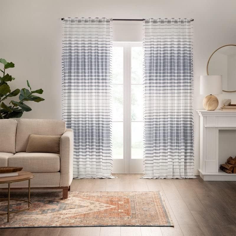 Mercantile Amari – Cortina de ventana con bolsillo para cortinero y filtro de luz a rayas para sala de estar (1 panel), 50 x 63 pulgadas, color azul