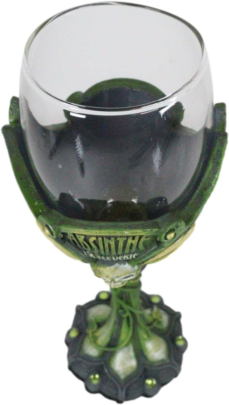 Ebros Gift Absenta de hadas bohemia parisina La Fee Verte cráneo con gema verde y tallo de vid Copa de vino Cáliz de vidrio Osario Macabra Accent