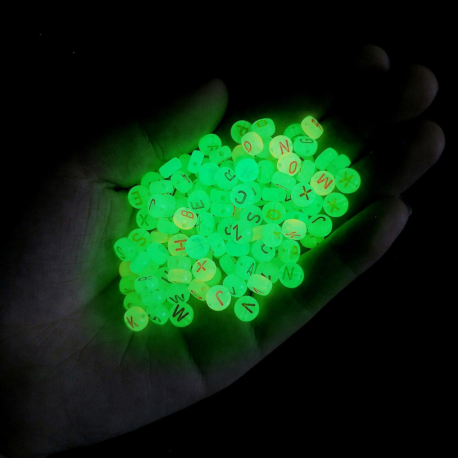 500 cuentas de letras brillantes acrílicas luminosas que brillan en la oscuridad, cuentas para hacer pulseras, collares, joyas (letra colorida)