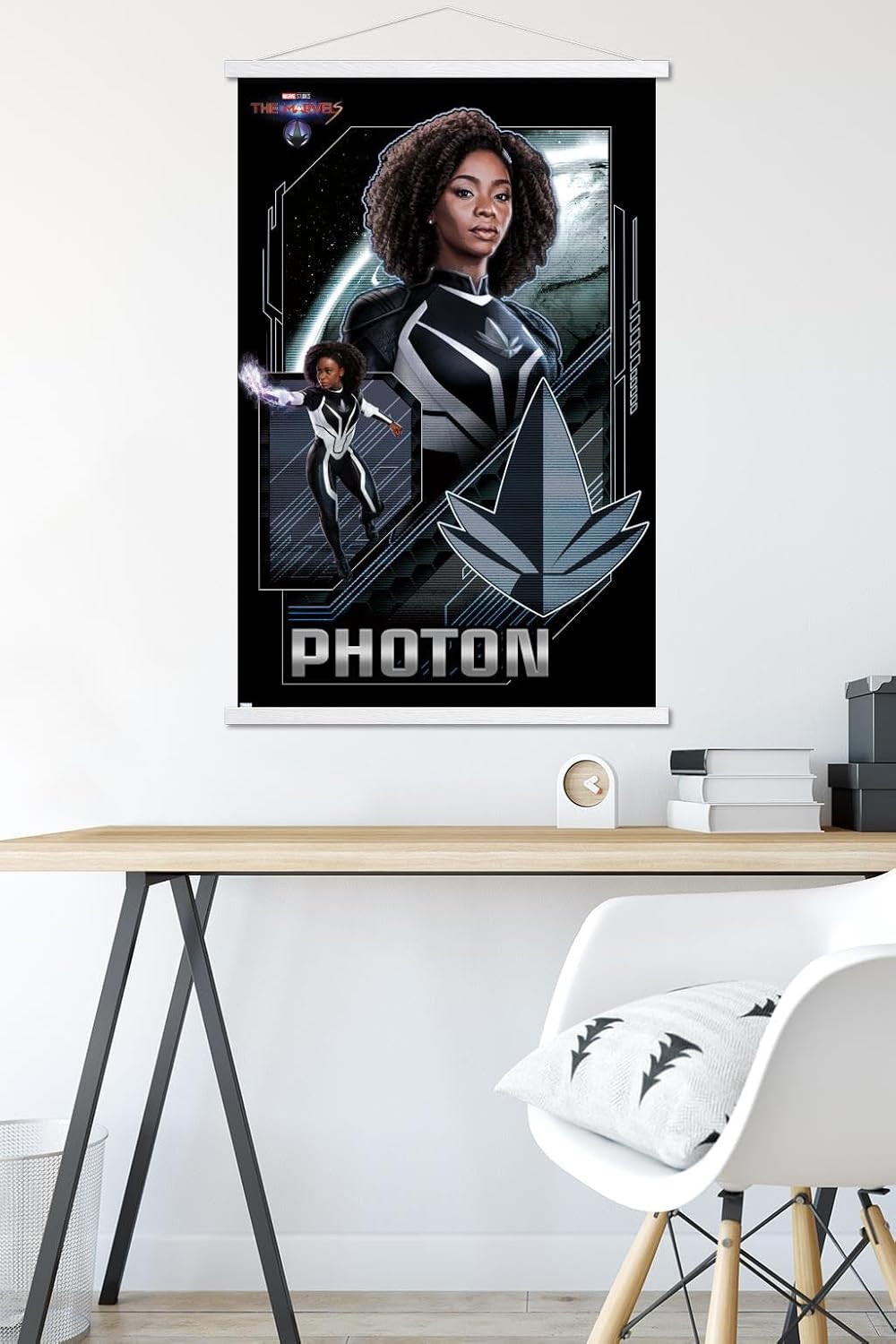 Trends International Marvel The Marvels – Póster de pared con fotones, 22.37 x 34.00 pulgadas, paquete de impresión premium y colgador blanco