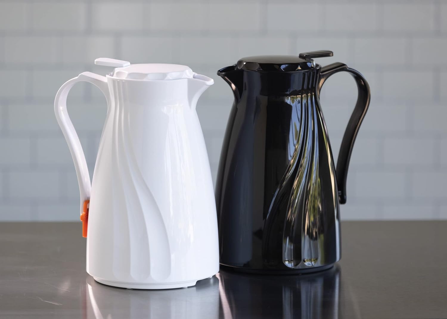 Service Ideas TNSPB12WH Twist N’ Serve – Jarra de café, plástico sin BPA, 1.2 litros, 40.5 onzas, color blanco