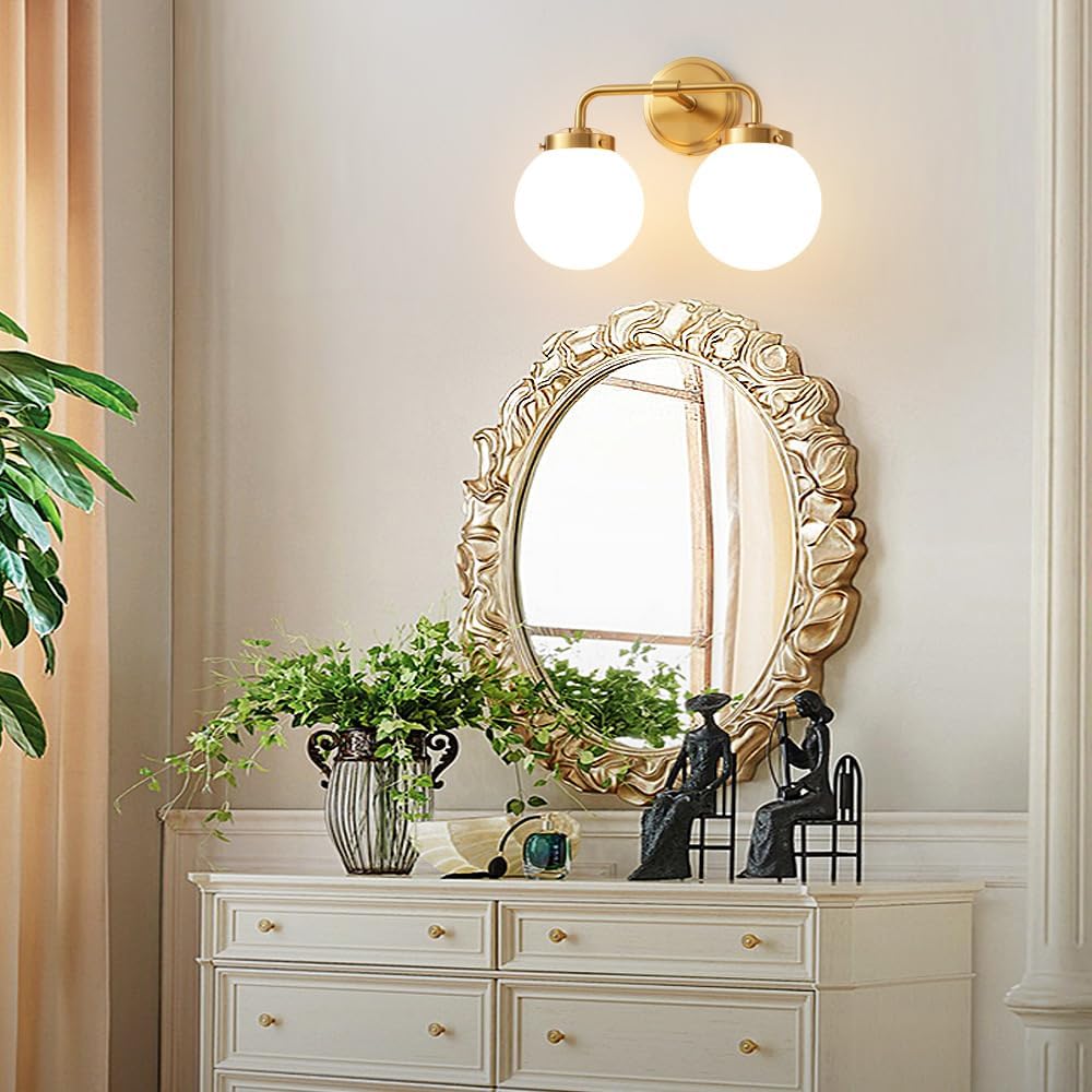 Deyidn Lámparas de tocador de baño sobre el espejo, 2 luces de latón dorado moderno iluminación de pared con pantallas de bola de vidrio lechoso,