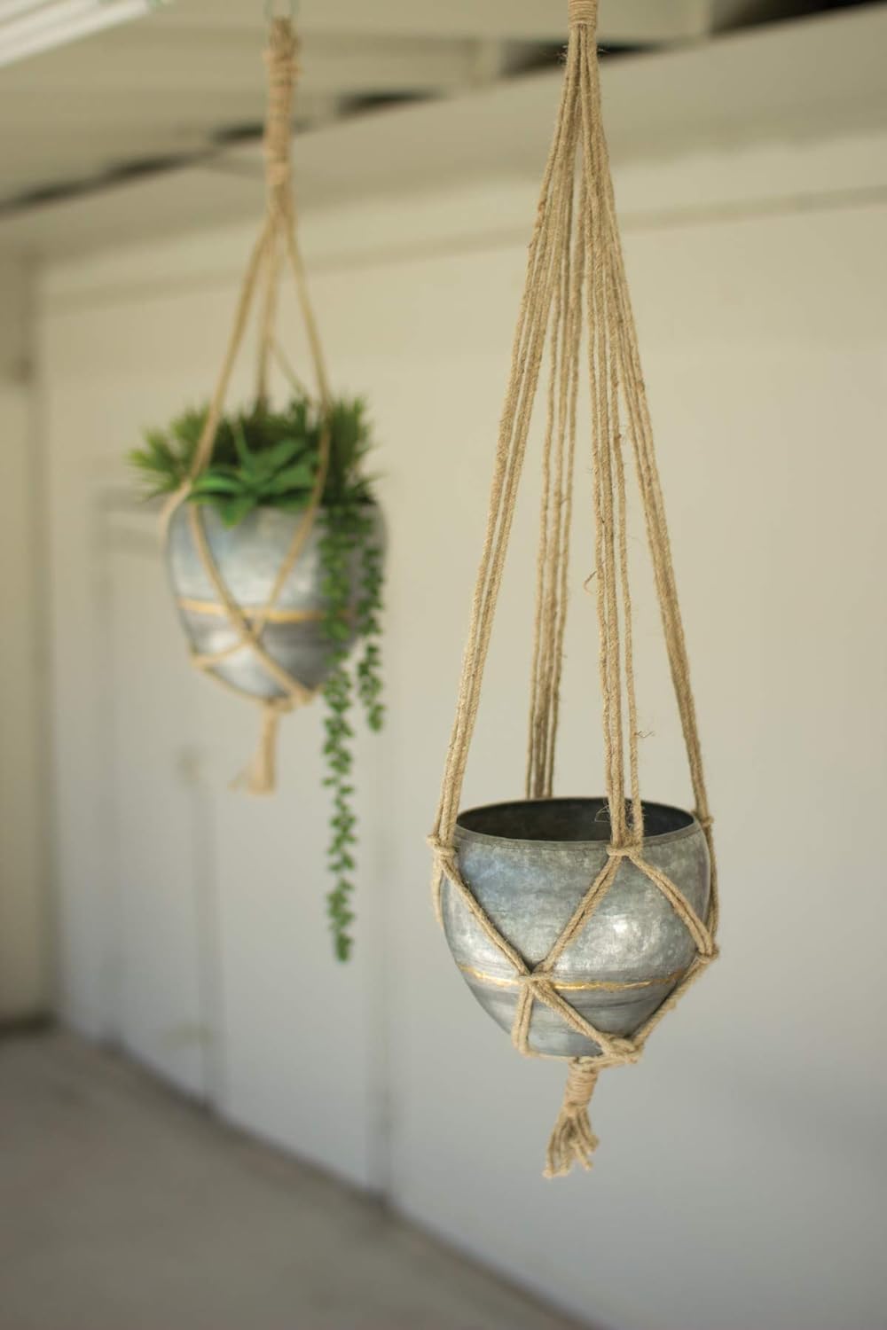 Ebros Gift Juego de 2 macetas rústicas de metal galvanizado para colgar en la pared con cuerdas tejidas de yute en tamaños escalonados para plantas,