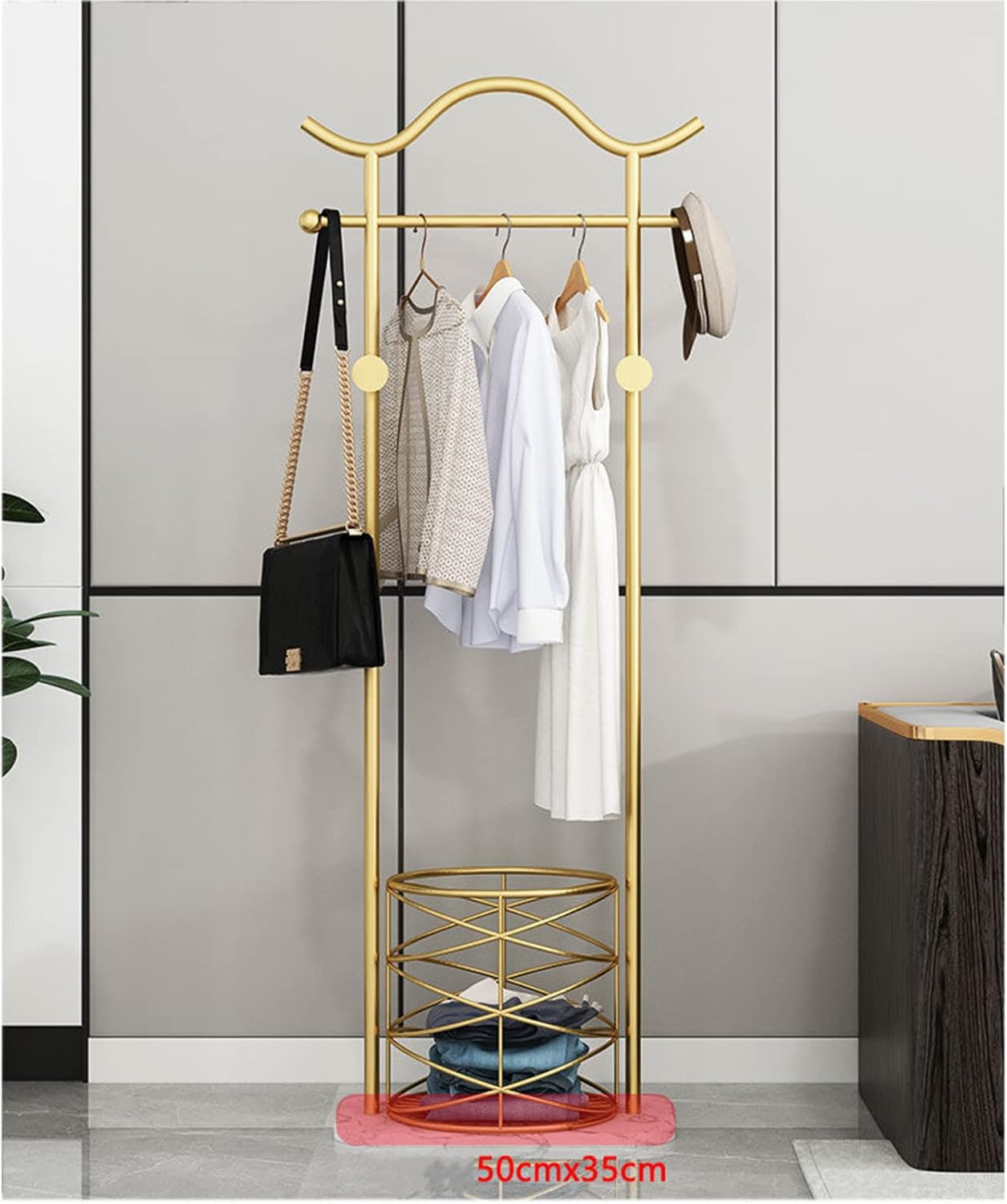 Perchero dorado con cesta de almacenamiento, base de mármol resistente y estable, soporte de exhibición de tienda de ropa para organización y ropa