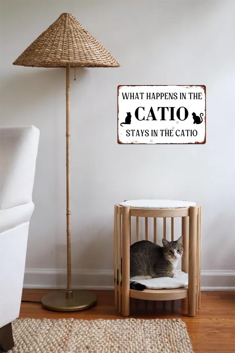 Letrero de metal con texto en inglés Cat Lover What Happens in the Catio Stays in the Catio para decoración de pared de casa de campo, póster