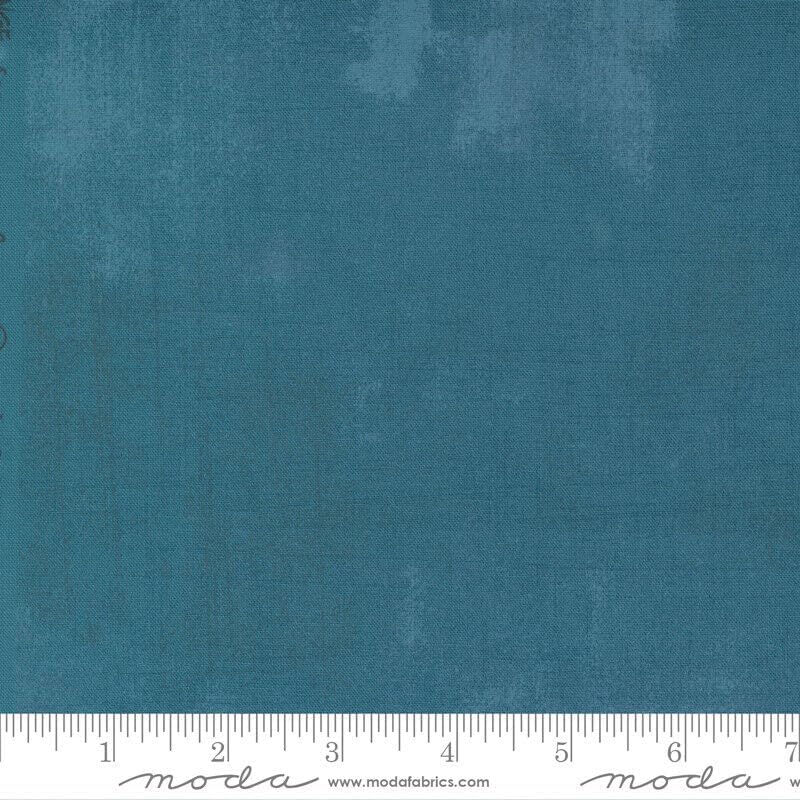 Tela de costura de calidad  Frankie Grunge Bonnie Blue por BasicGrey BTHY Tamaño 18 “x 44” pulgadas por Half Yard