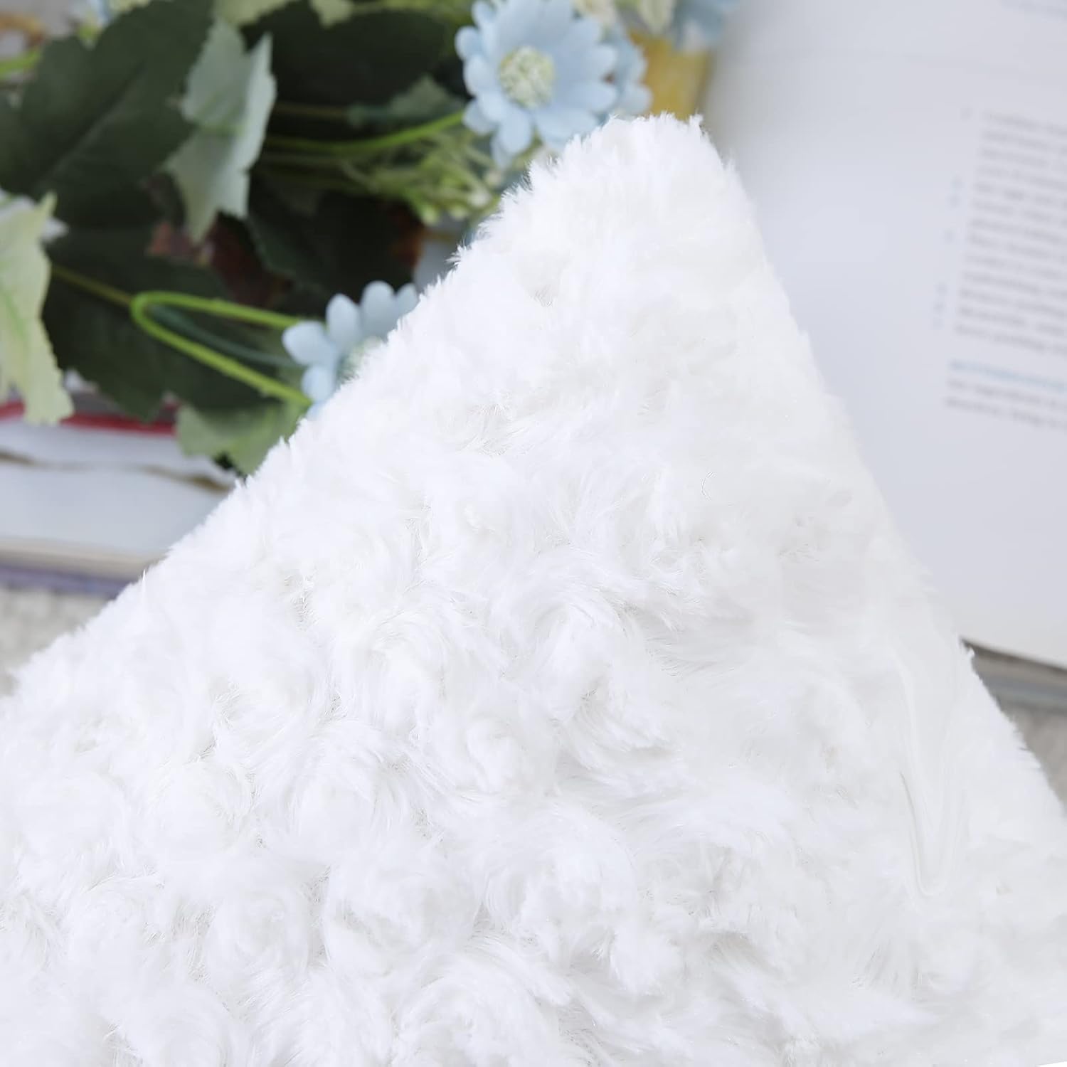 Cikary Juego de 2 fundas de almohada de piel blanca con patrón de rosas 3D de 16 x 16 pulgadas, fundas de almohada decorativas esponjosas para sofá,
