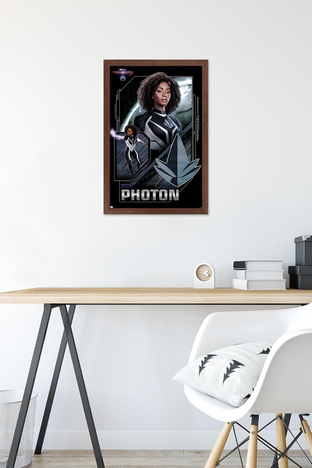 Trends International Marvel The Marvels – Póster de pared con fotón, 14.72 x 22.37 pulgadas, versión enmarcada de caoba