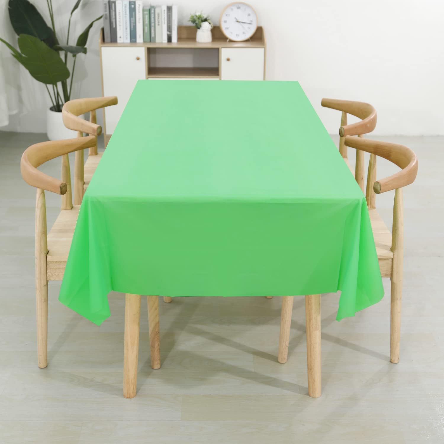 Paquete de 6 manteles de plástico desechables de alta calidad de 54 x 108 pulgadas, manteles desechables para mesas de 6 a 8 pies, interiores o