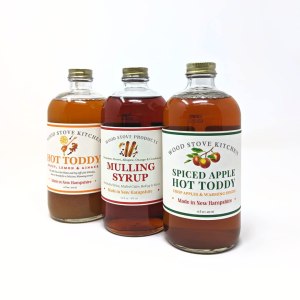 Wood Stove Kitchen – Colección Comfy Cozy – Mezclador Hot Toddy  Jarabe de Mulling  Manzana picante Hot Toddy – Creaciones de cócteles y mocktail Wood Stove Kitchen – Colección Comfy Cozy – Mezclador Hot Toddy  Jarabe de Mulling  Manzana picante Hot Toddy – Creaciones de cócteles y mocktail