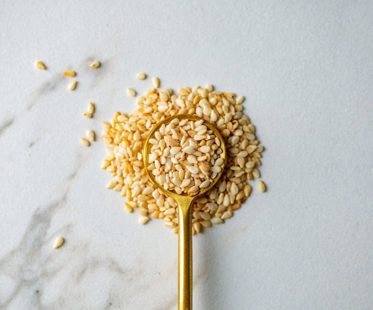 Savory Spice – Semillas de sésamo tostadas  Sésamo tostado para sushi, cocinar y hornear  Sabor tostado y nuez (tarro mediano  Neto 2.1 oz)