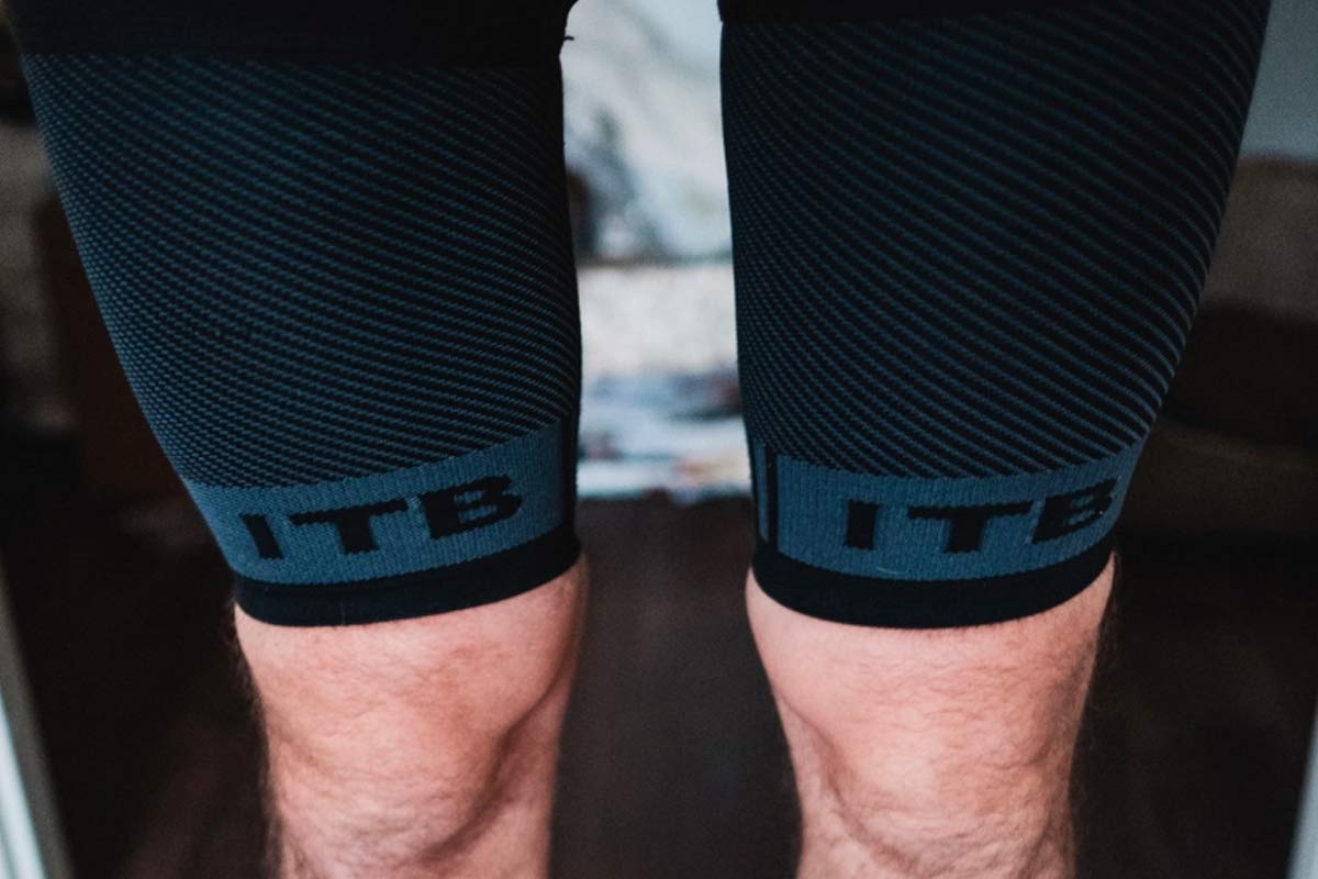 OS1st QS4 Compresión QuadManga isquiotibial con banda Iliotibial Brace para ITBS, tirones de isquiotibiales y cuádriceps débiles y muslos