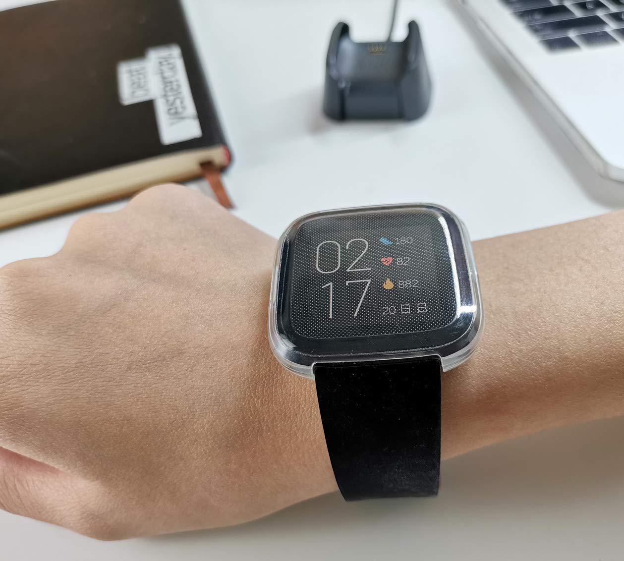 Base de carga de repuesto compatible con cargador Fitbit Versa 2, cable de soporte de base de carga y 2 fundas protectoras de pantalla de cubierta