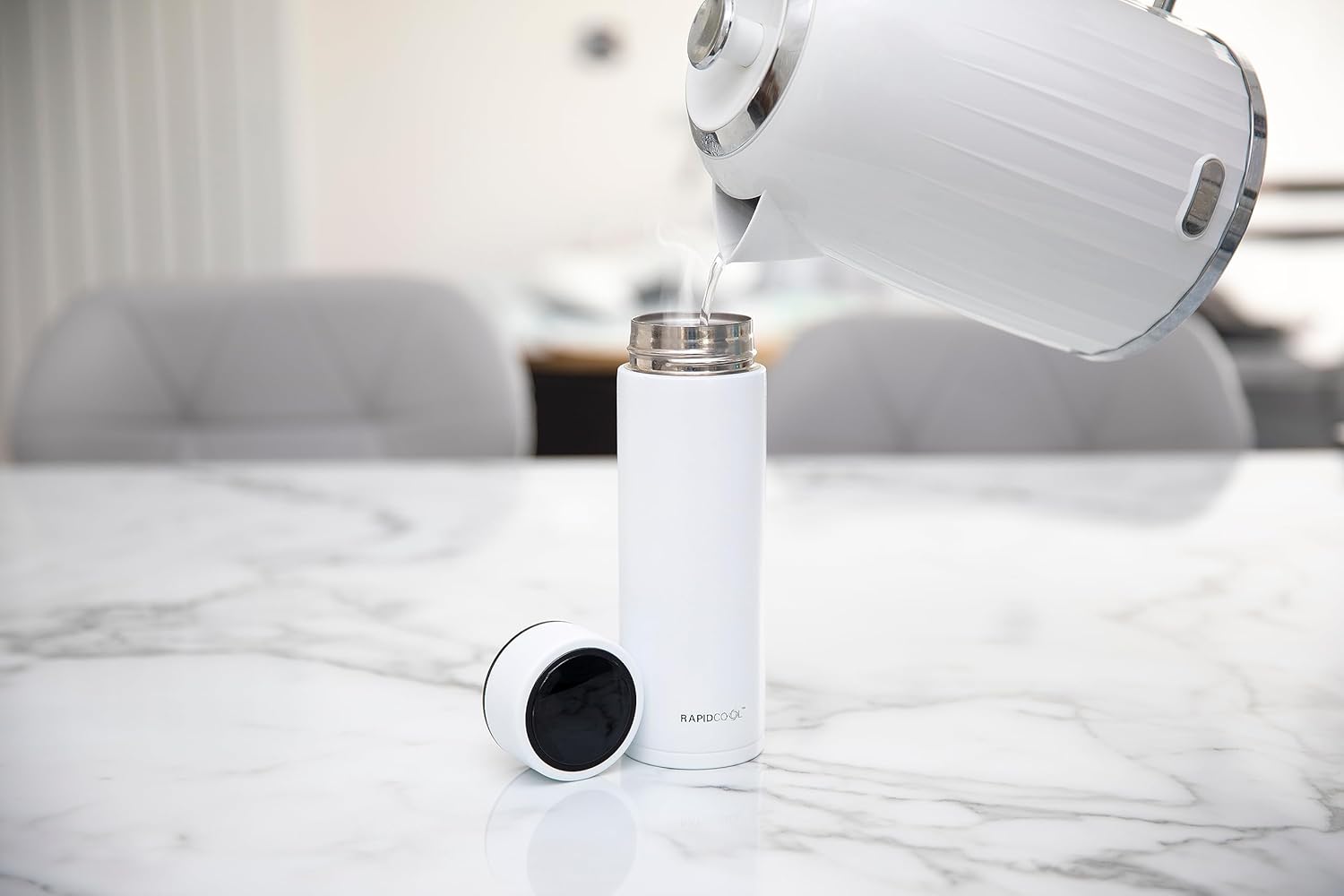 Nuby RapidCool – Fabricante portátil de biberones para bebés, sin BPA, incluye dispensador de leche en polvo y tapa digital, ideal para biberones de