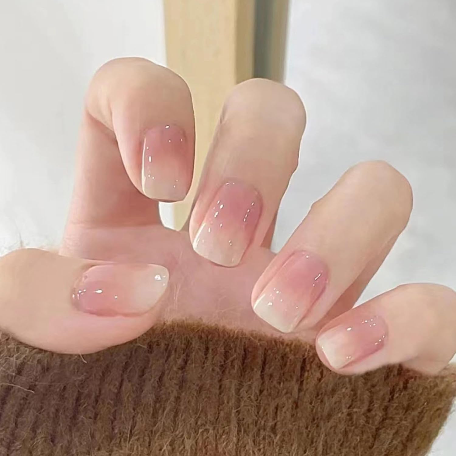 KemyFei – Uñas postizas a presión degradadas brillantes, uñas postizas minimalistas con pegamento de gelatina, reutilizables, 24 unidades, cobertura
