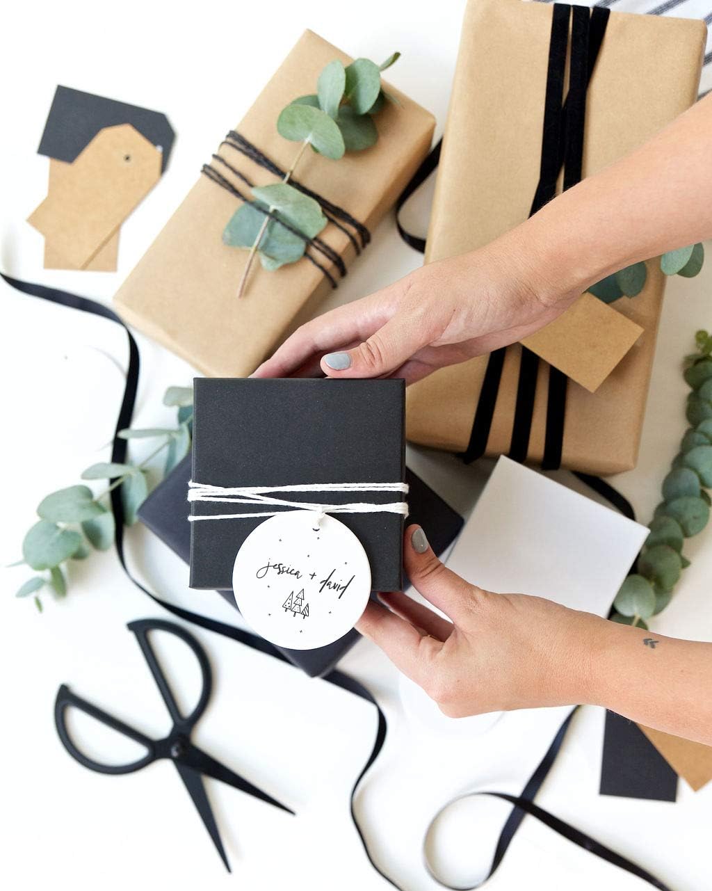 The Cotton & Canvas Co. Ornamento de Navidad personalizado de cerámica, con lazo y caja de regalo