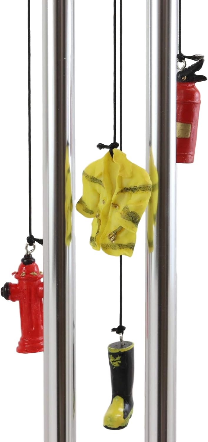 Ebros Gift Black Gear Outfit Bombero en línea de servicio con manguera de incendios unida a hidrante resonante relajante campanilla de viento Patio