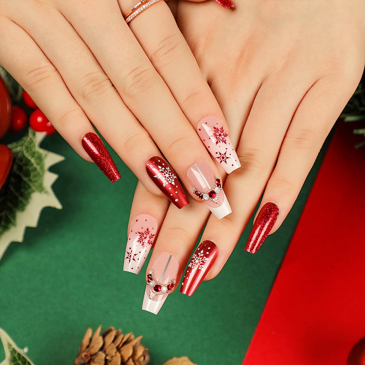 Uñas postizas a presión de Navidad de longitud media, uñas postizas de ataúd, uñas acrílicas rojas y rosas con copos de nieve, diamantes de