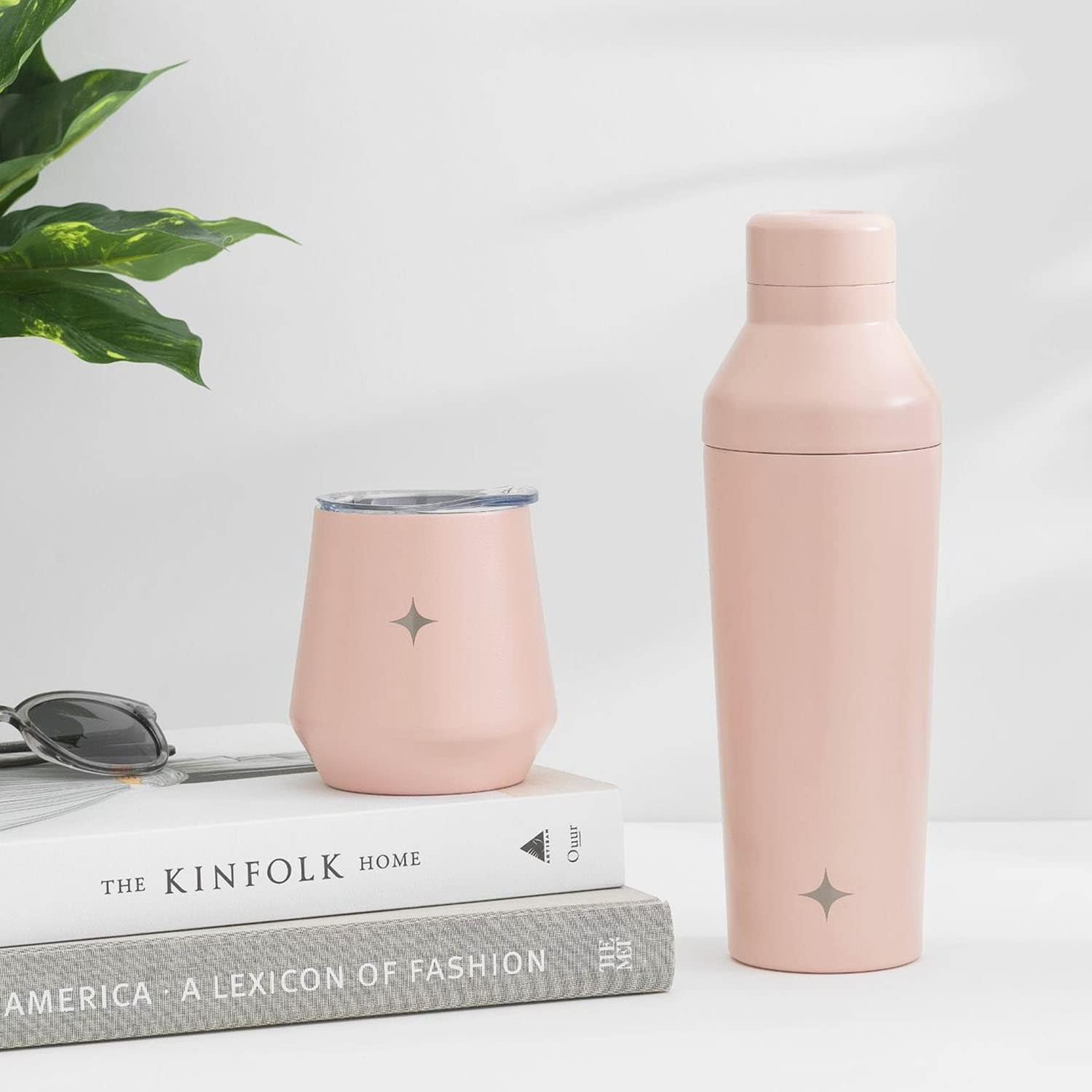 JoyJolt Botella coctelera con triple aislamientoproteínas. Vaso agitador de 20 onzas con tapa de medición de alcohol y tapa jigger. Botellas de