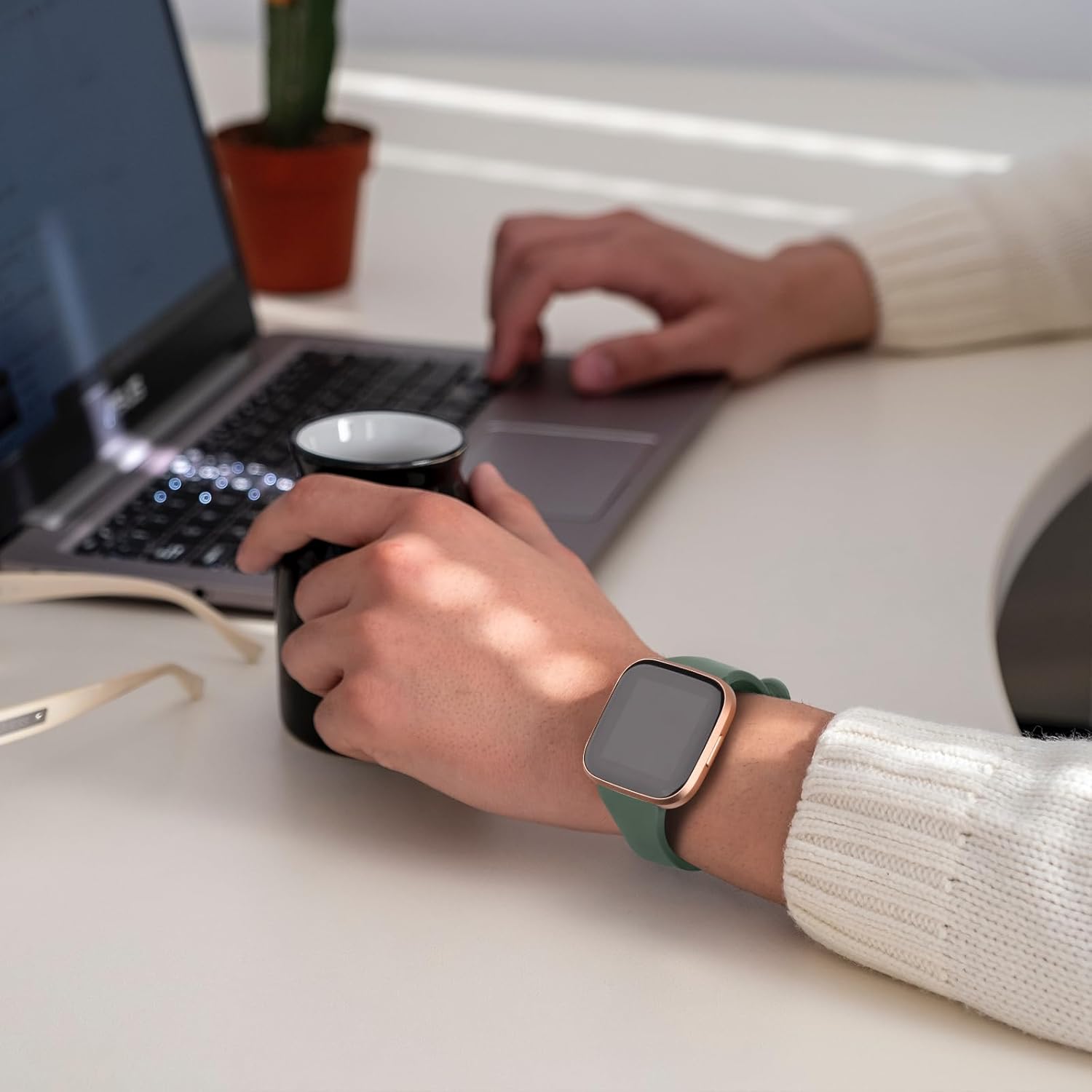 Tobfit Correas de reloj deportivas delgadas compatibles con Fitbit Versa 2 correas para mujeres y hombres, correas de repuesto de silicona