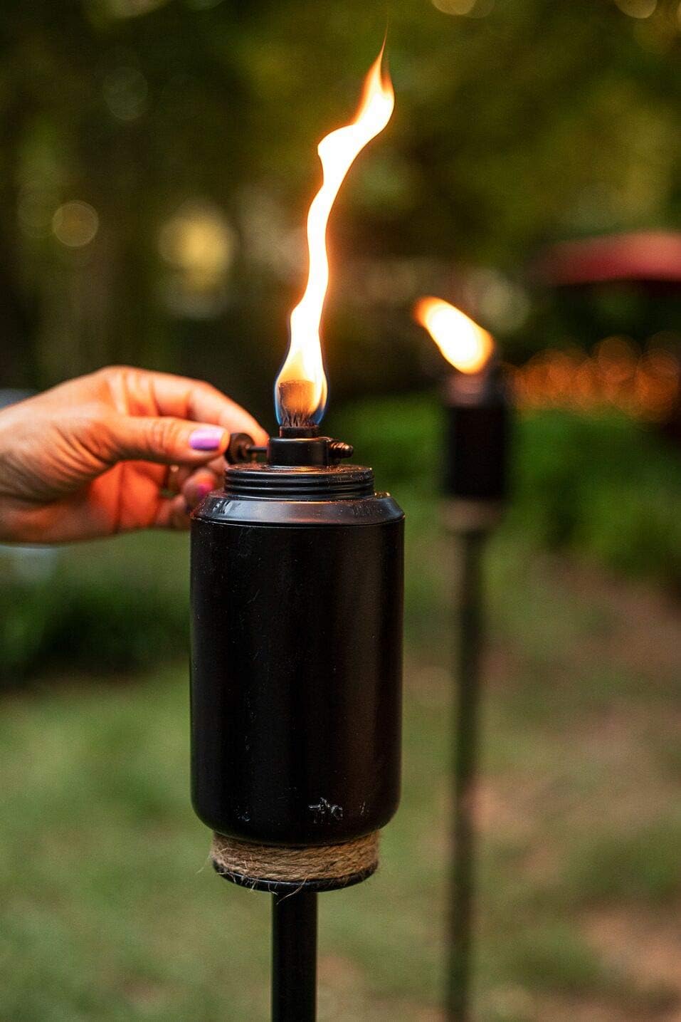 TIKI Brand Adjustable Flame TIKI – Antorcha de resina negra, iluminación decorativa al aire libre para patio trasero, césped, patio y jardín, 65