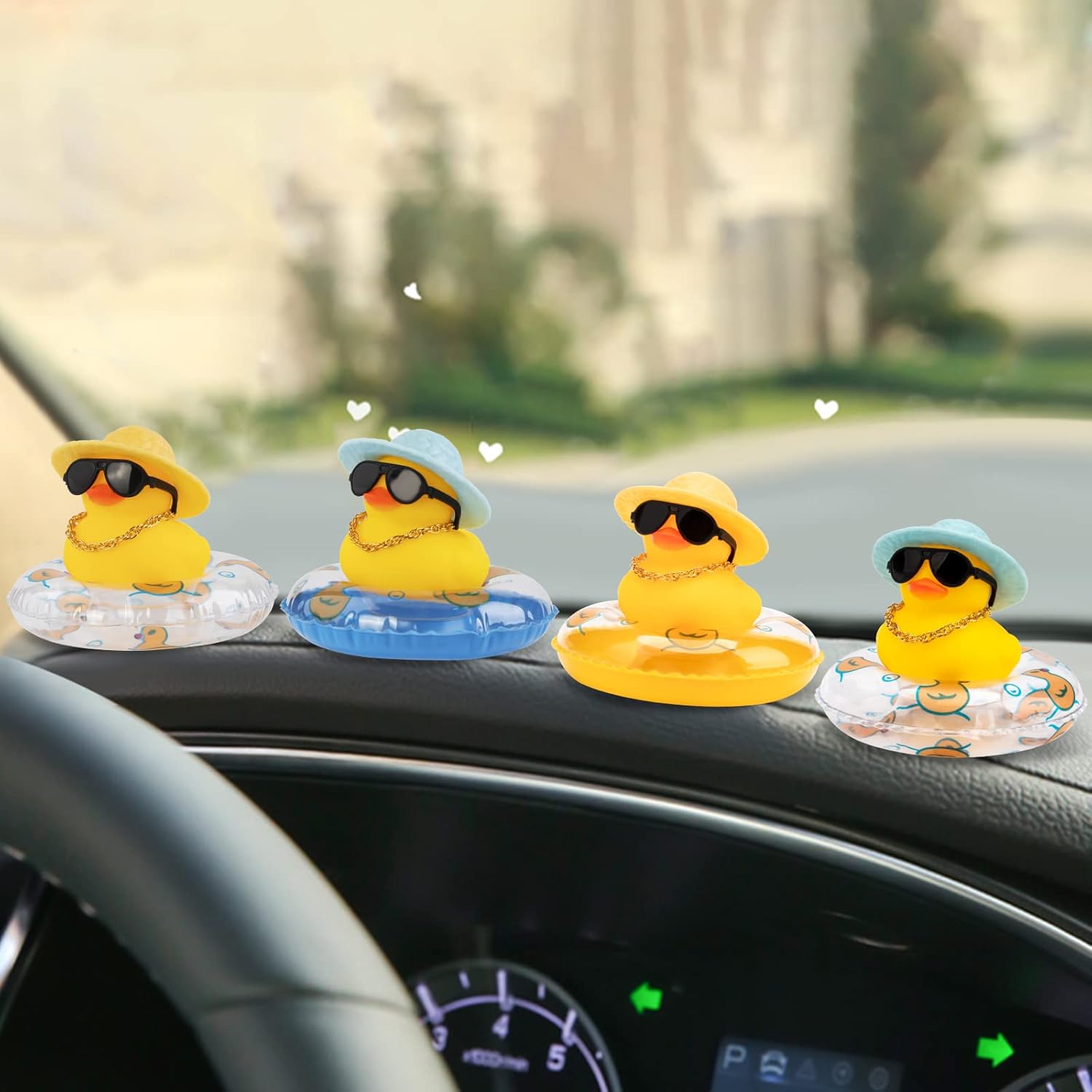 wonuu Car Duck – 4 adornos de pato de goma para automóvil, decoración de tablero de automóvil con mini sombrero, anillo de natación, collar, lentes