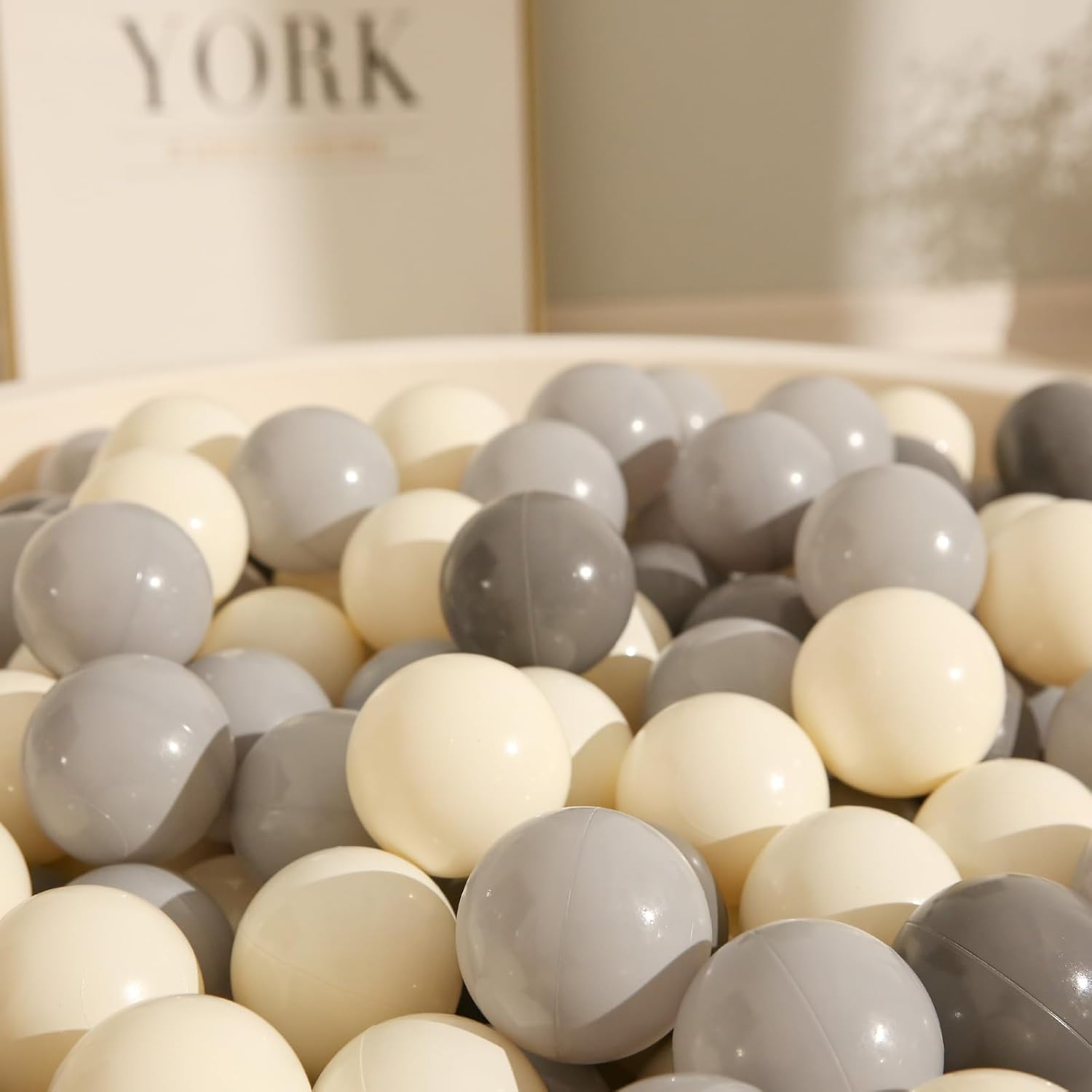 TRENDPLAY Pelotas de 2.75 pulgadas, sin BPA y no tóxicas, estimulan los sentidos y fomentan el desarrollo cognitivo, blanco crema + gris oscuro +