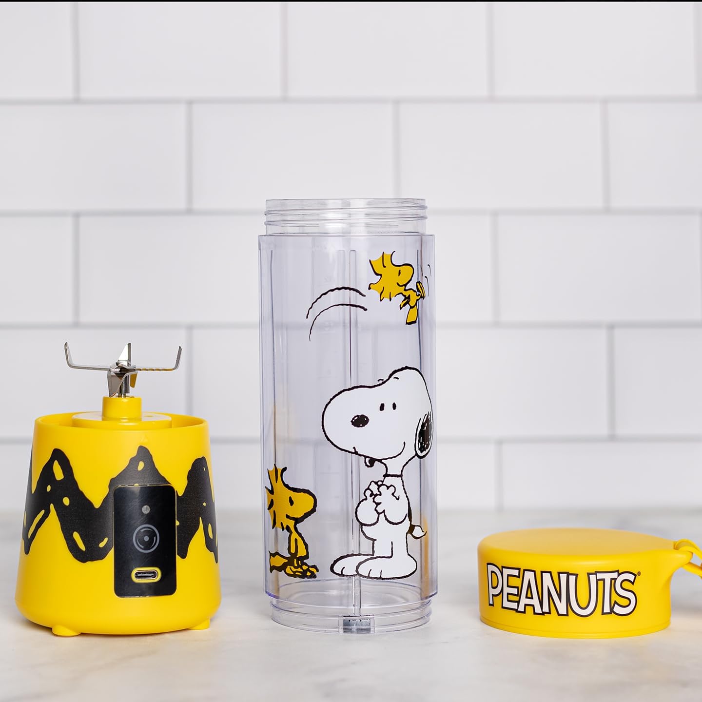 Uncanny Brands Peanuts Snoopy & Woodstock Licuadora portátil recargable por USB