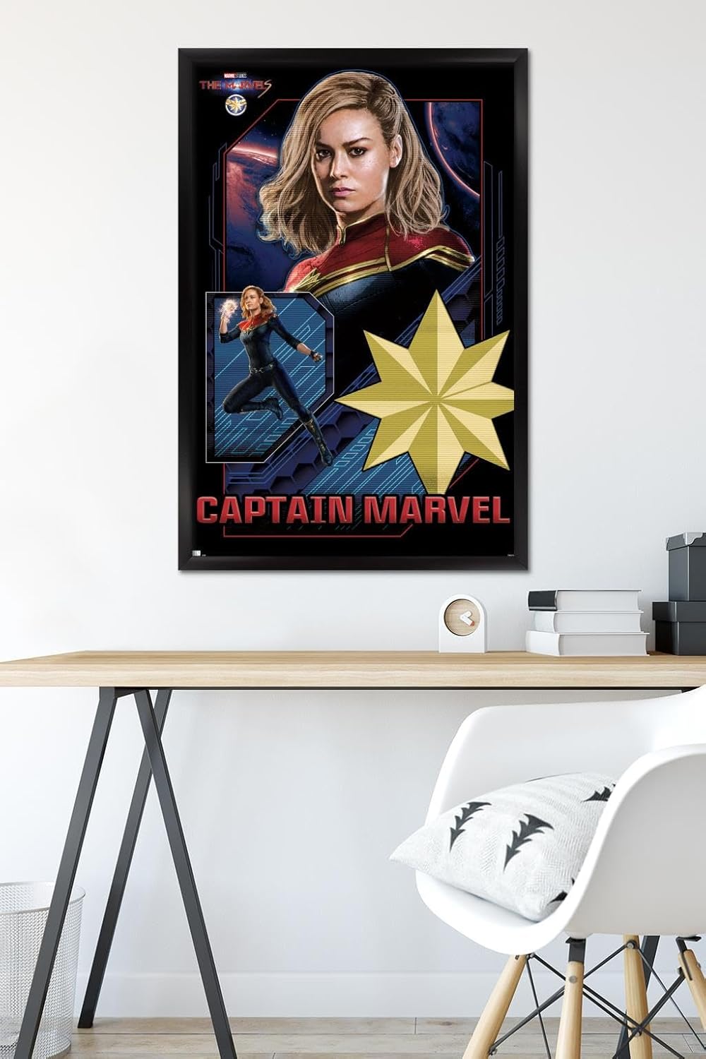 Trends International Marvel The Marvels – Póster de pared de Capitán Marvel, 22.37 x 34.00 pulgadas, versión enmarcada en negro