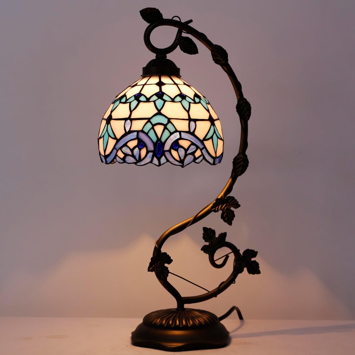 WERFACTORY Lámpara estilo Tiffany Lámpara de mesa de vidrio blanco y azul, lámpara de mesa de lectura, base de hoja de metal, 8 x 10 x 21 pulgadas,