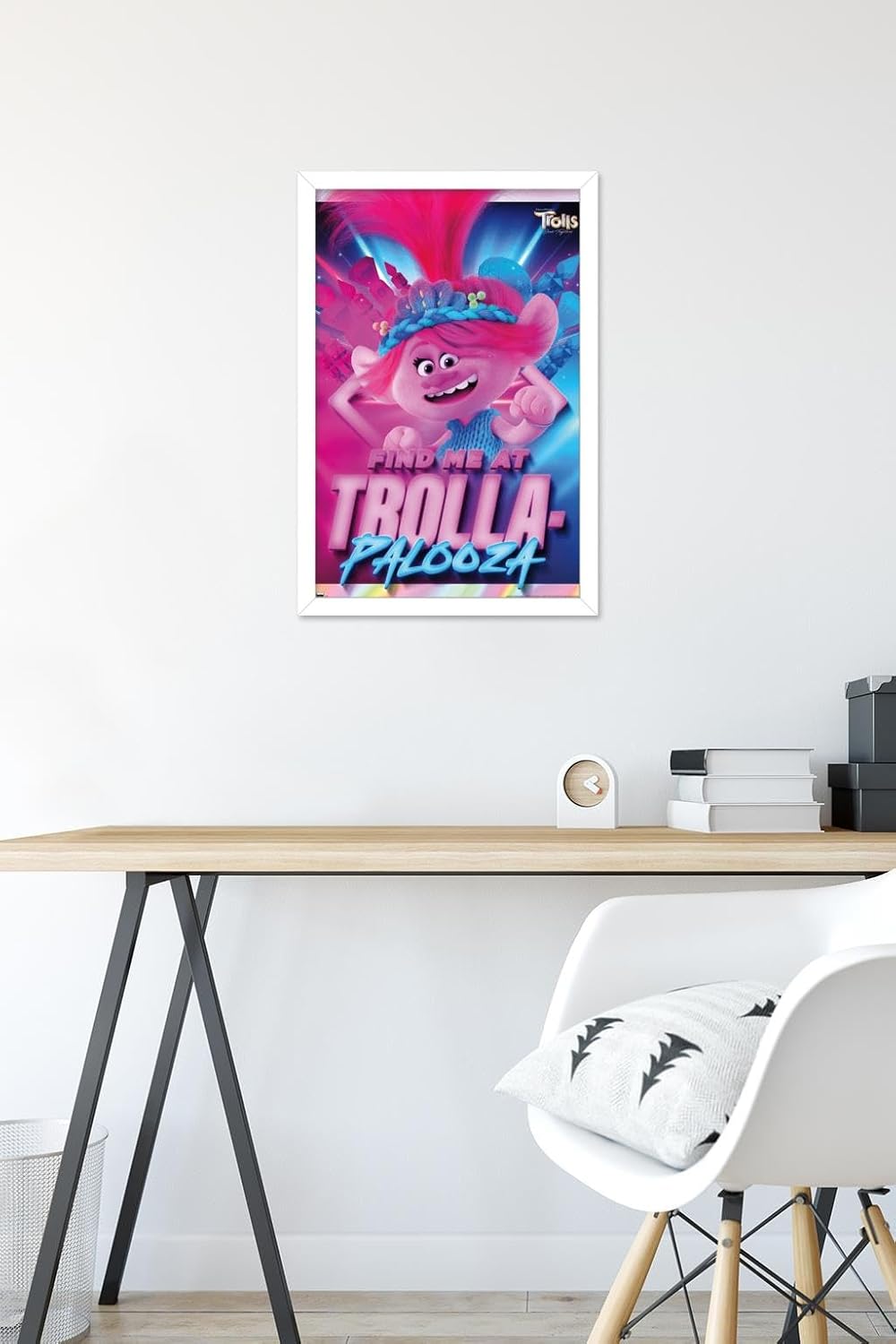 Trends International Trolls Band Together – Póster de pared de amapola, 14.72 x 22.37 pulgadas, versión enmarcada en blanco