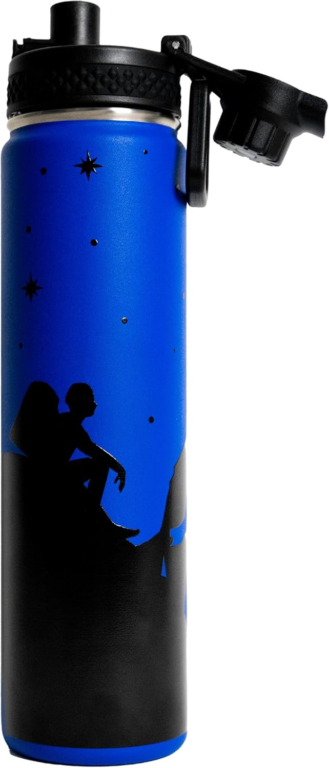 Emerging Hydration Botella de agua de 24 onzas con tapa estilo boquilla, a prueba de fugas, calor y frío, diseño temático de aventura (azul)