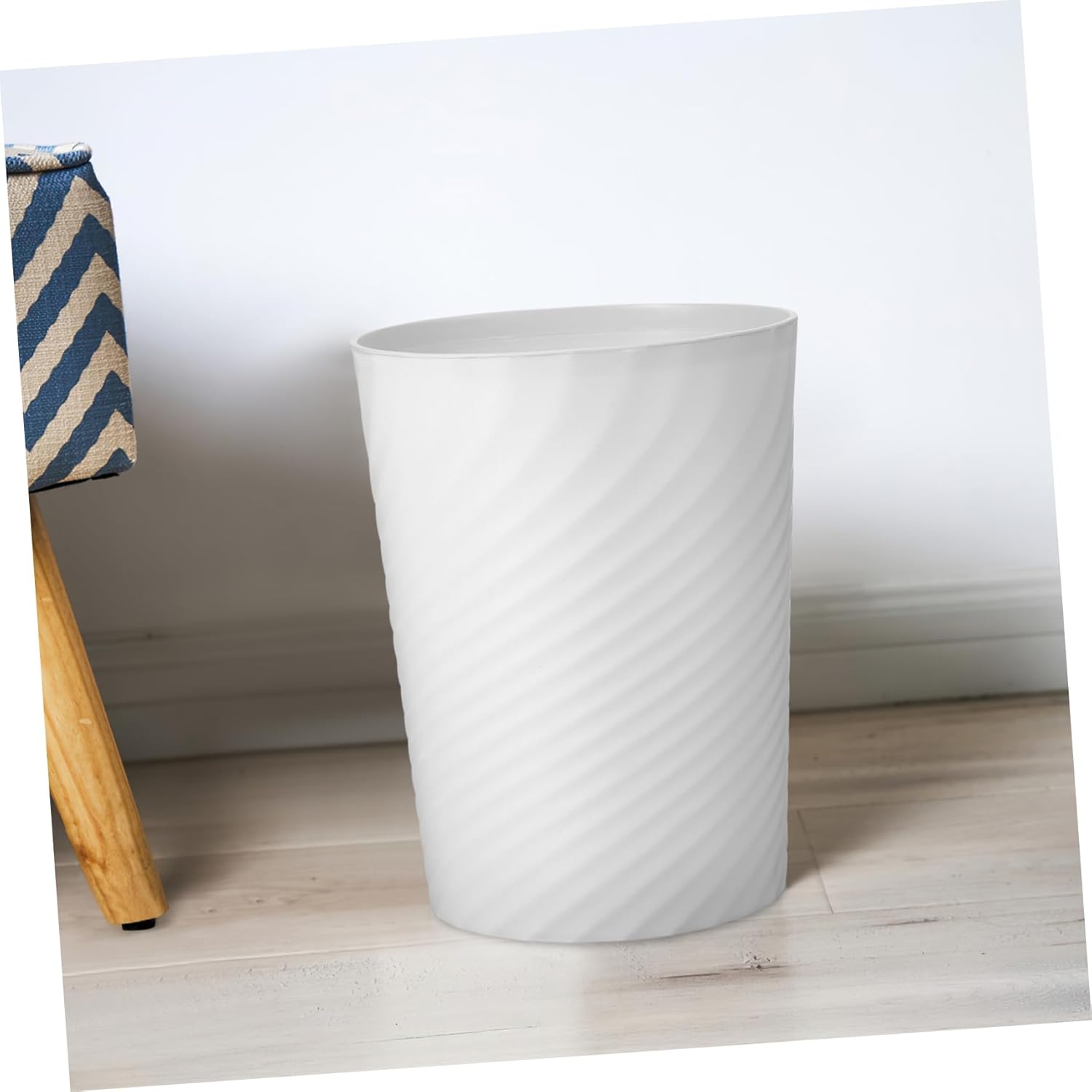 Cabilock Bote de basura de plástico, blanco, 1.0 litros, duradero, fácil de usar, ideal para el hogar y la oficina