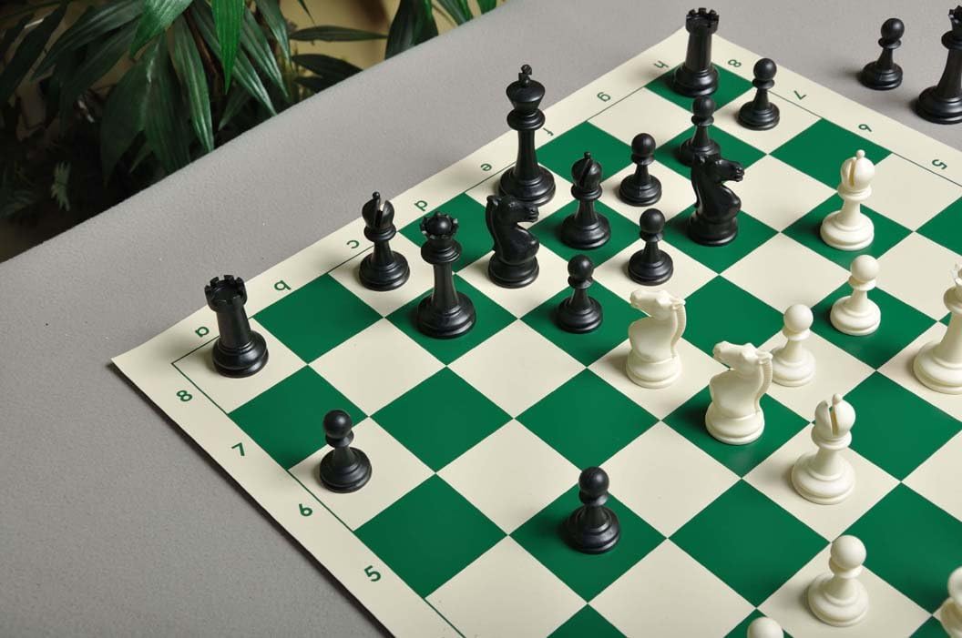La Casa De Series de Competencia del Staunton piezas de plásticojuego de ajedrez sólo3.75″ Blanco y Negro