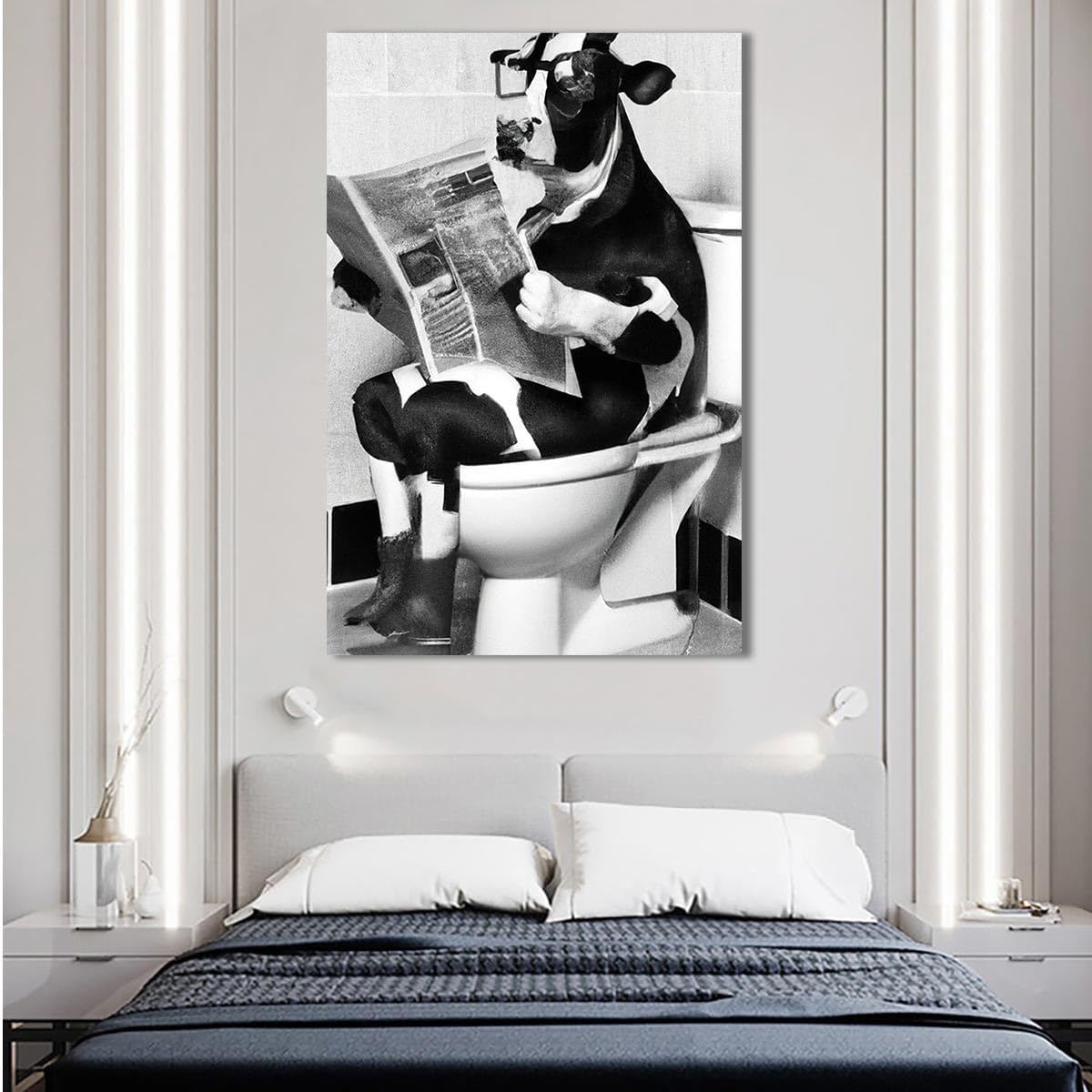 Divertido arte de pared de vaca en la bañera, póster de lienzo blanco y negro de vaca se sienta en el inodoro y lee el periódico, imagen de animales