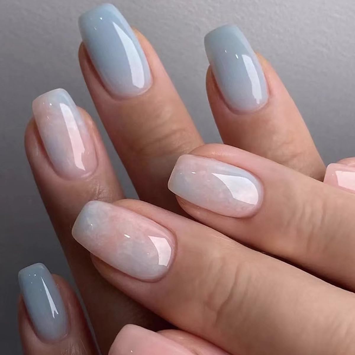 Uñas postizas medianas a presión de ataúd, uñas postizas azules con diseño degradado rosa, uñas postizas acrílicas de cobertura completa, uñas