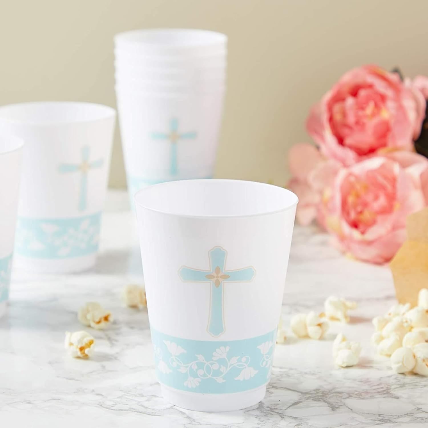 Sparkle and Bash Paquete de 16 vasos de 16 onzas con cruz azul, vasos de plástico para bautismo, decoraciones de primera comunión, suministros para